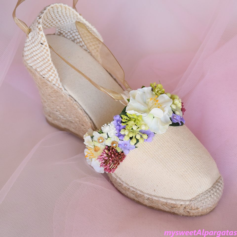 Alpargatas cuña boda beige con flores